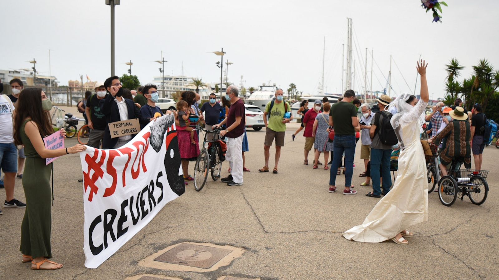 Col·lectius ecologistes protesten contra el turisme de creuers al port de València
