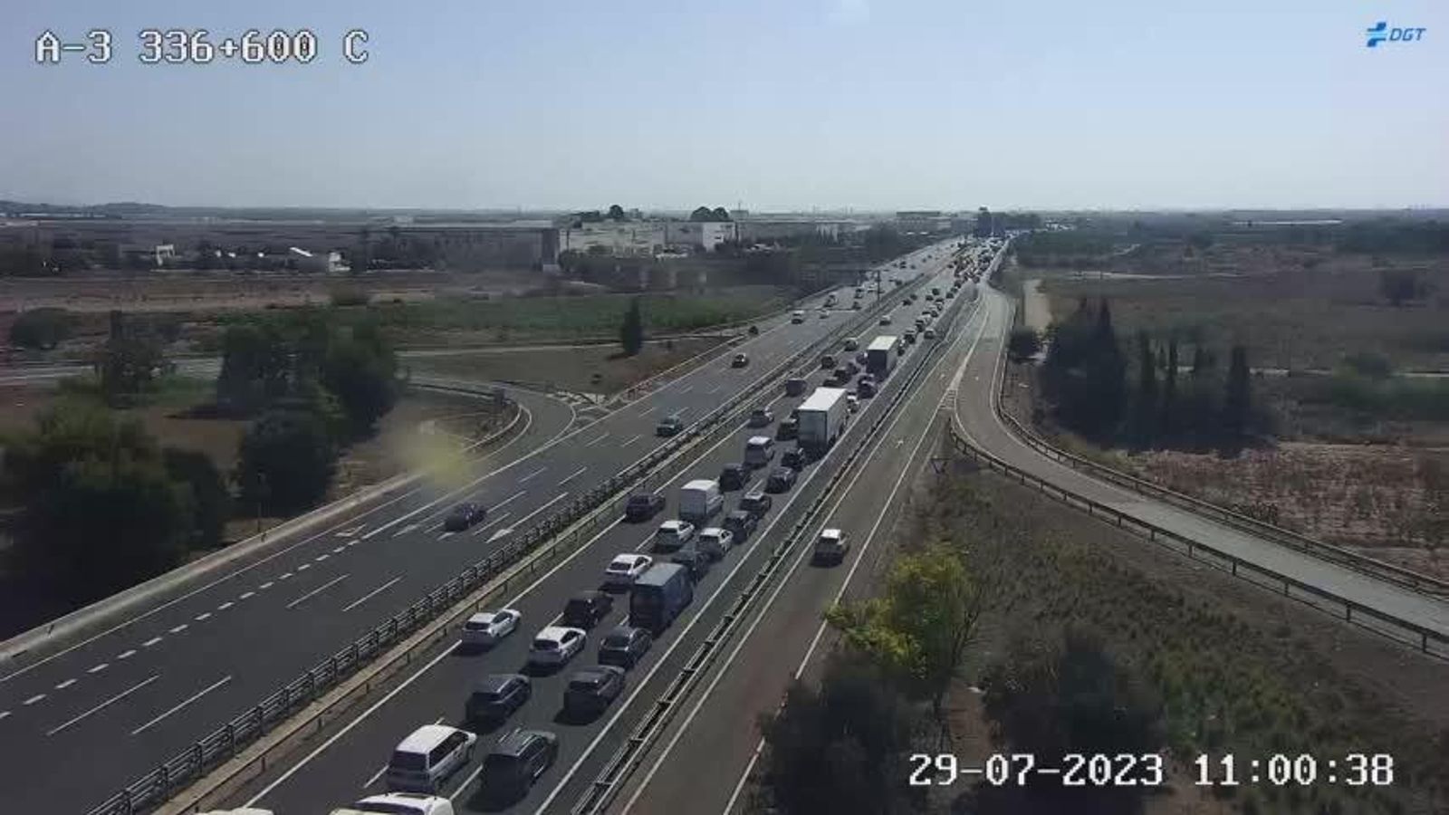 Retencions a l'A-3 en el segon dia de l'operació eixida de les vacances d'agost