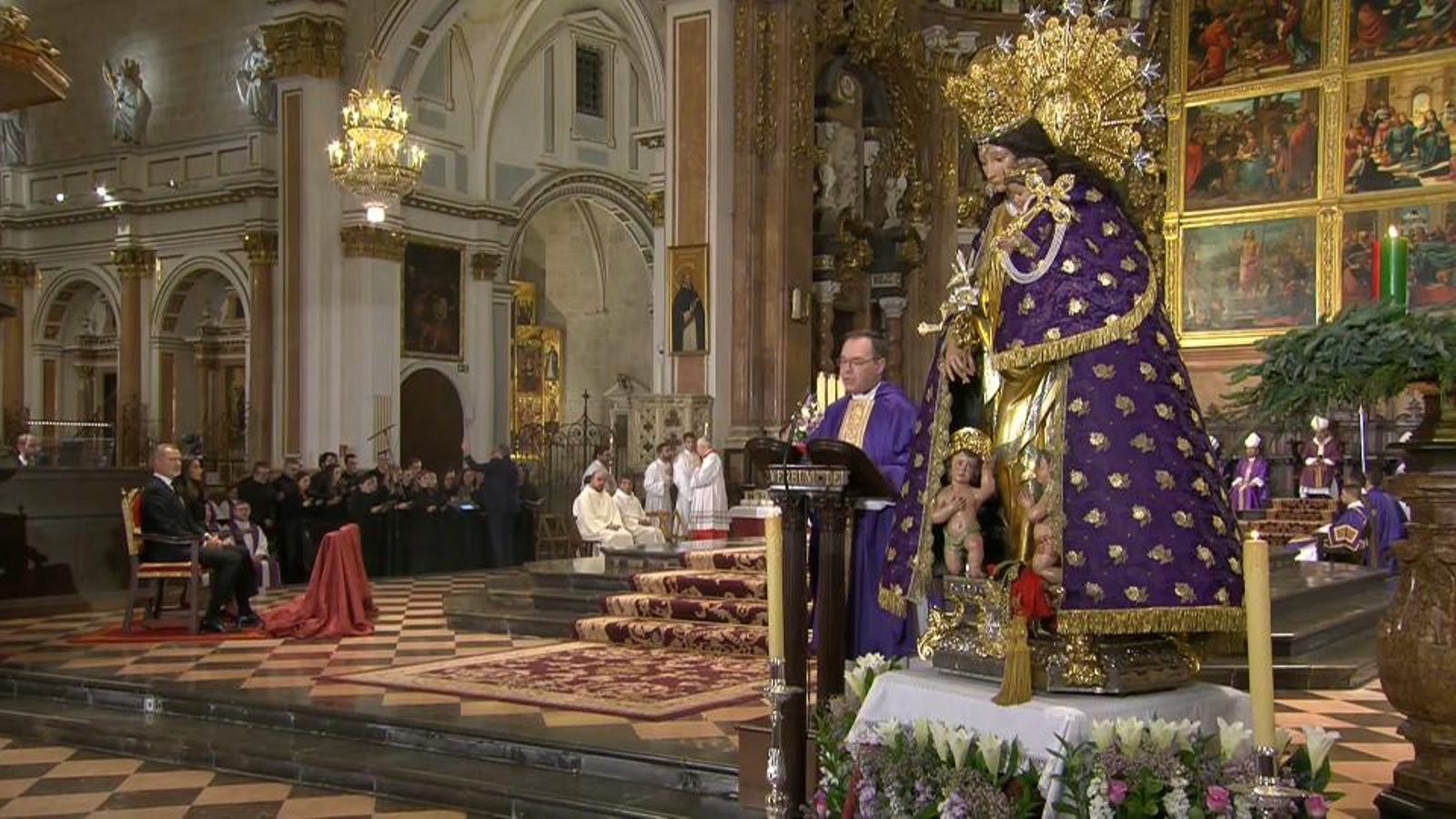 La Mare de Déu dels Desemparats amb el mantell penitencial, de color morat, com correspon als funerals