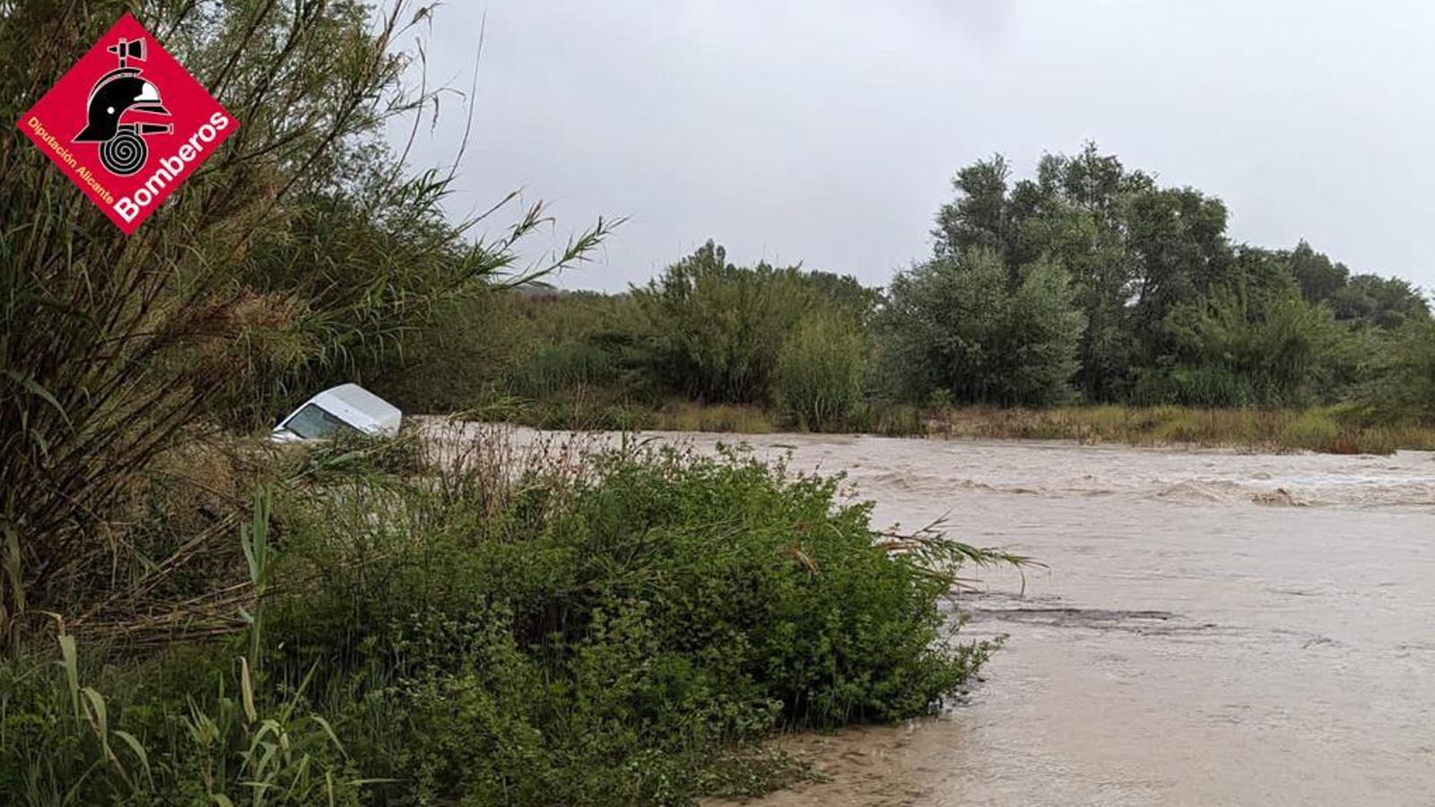 Vehicle atrapat per l'aigua a Benimarfull