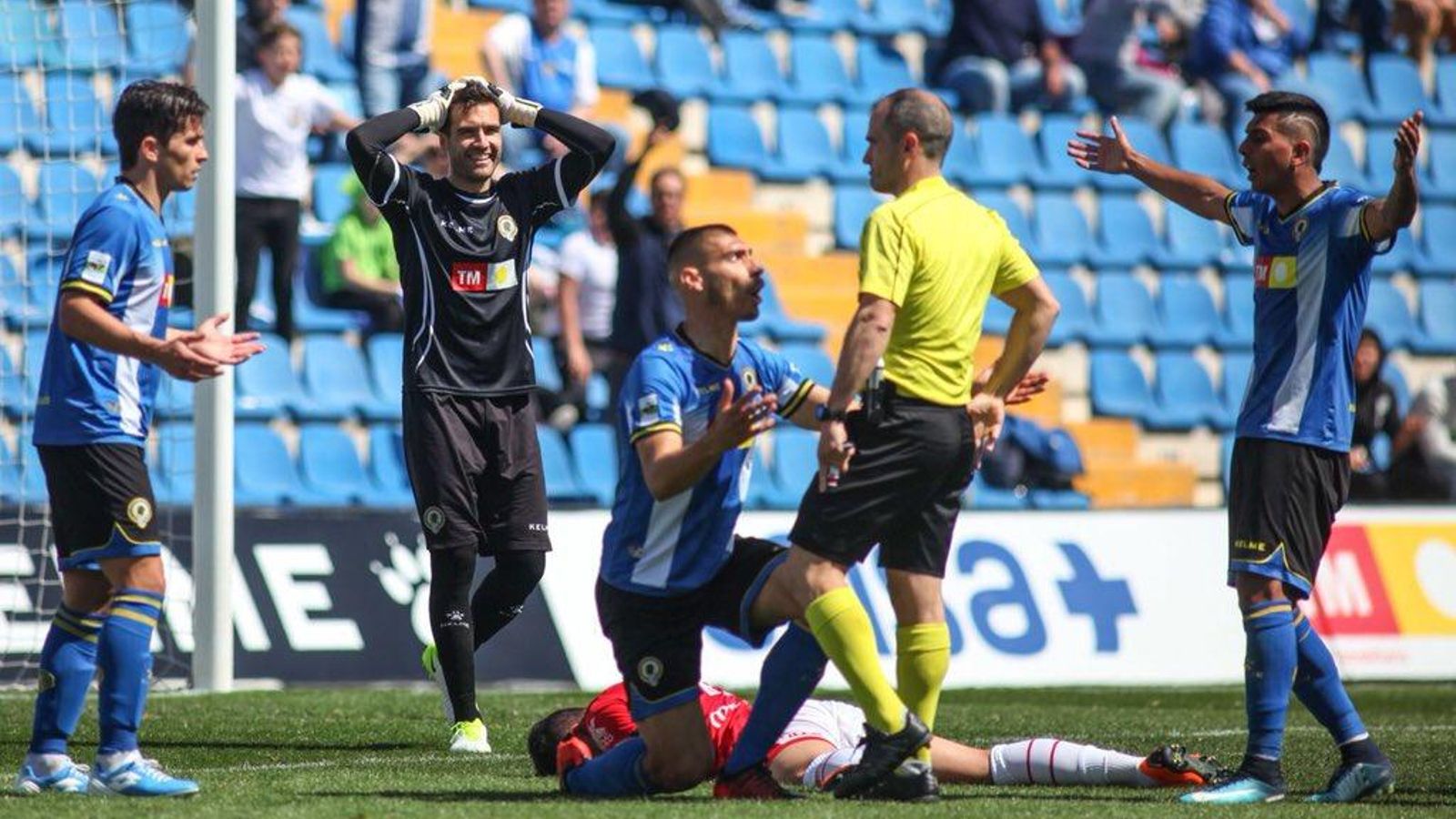 Els jugadors de l'Hèrcules protesten a l'àrbitre per la senyalització del penal