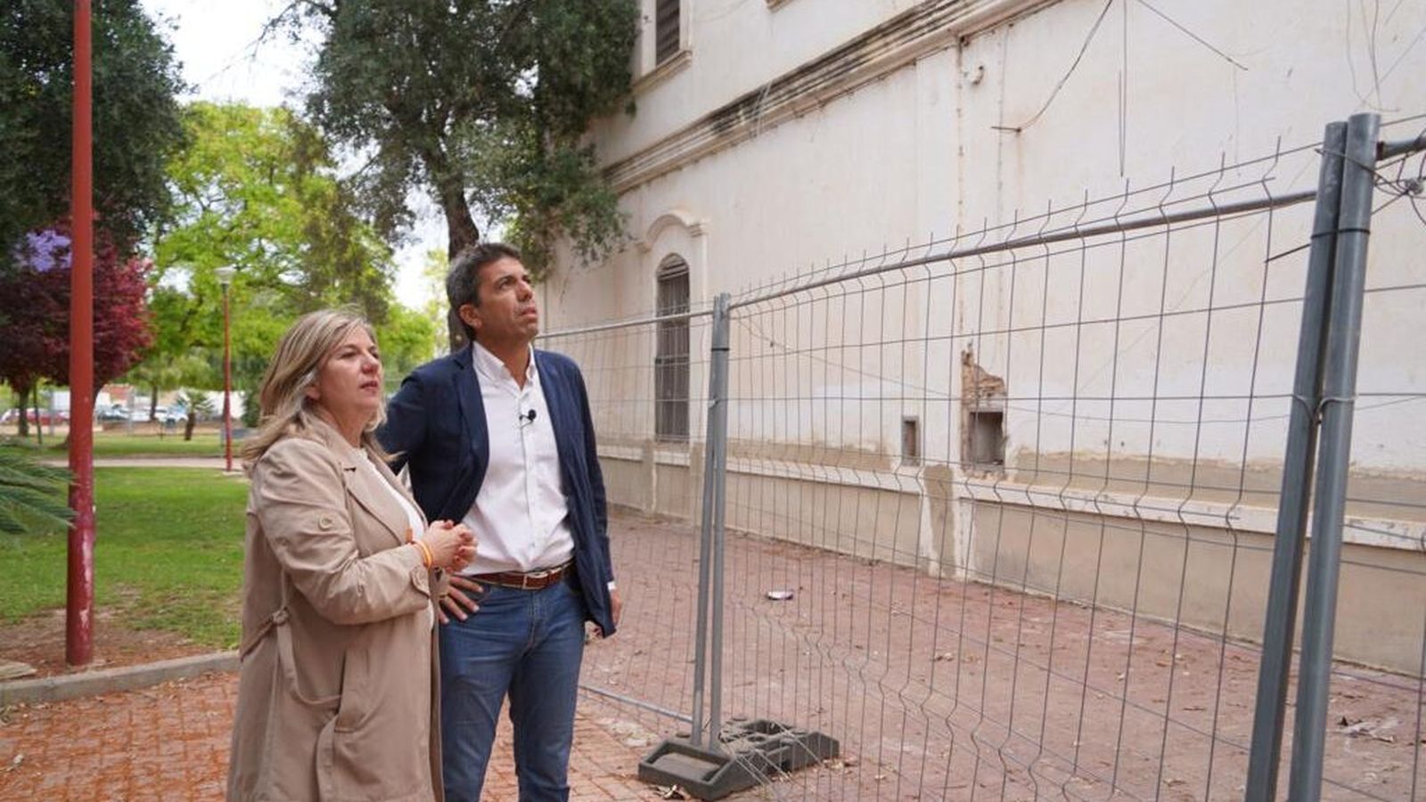 Carlos Mazón visita Paiporta al costat de la candidata popular a l'alcaldia, Chelo Lisarde