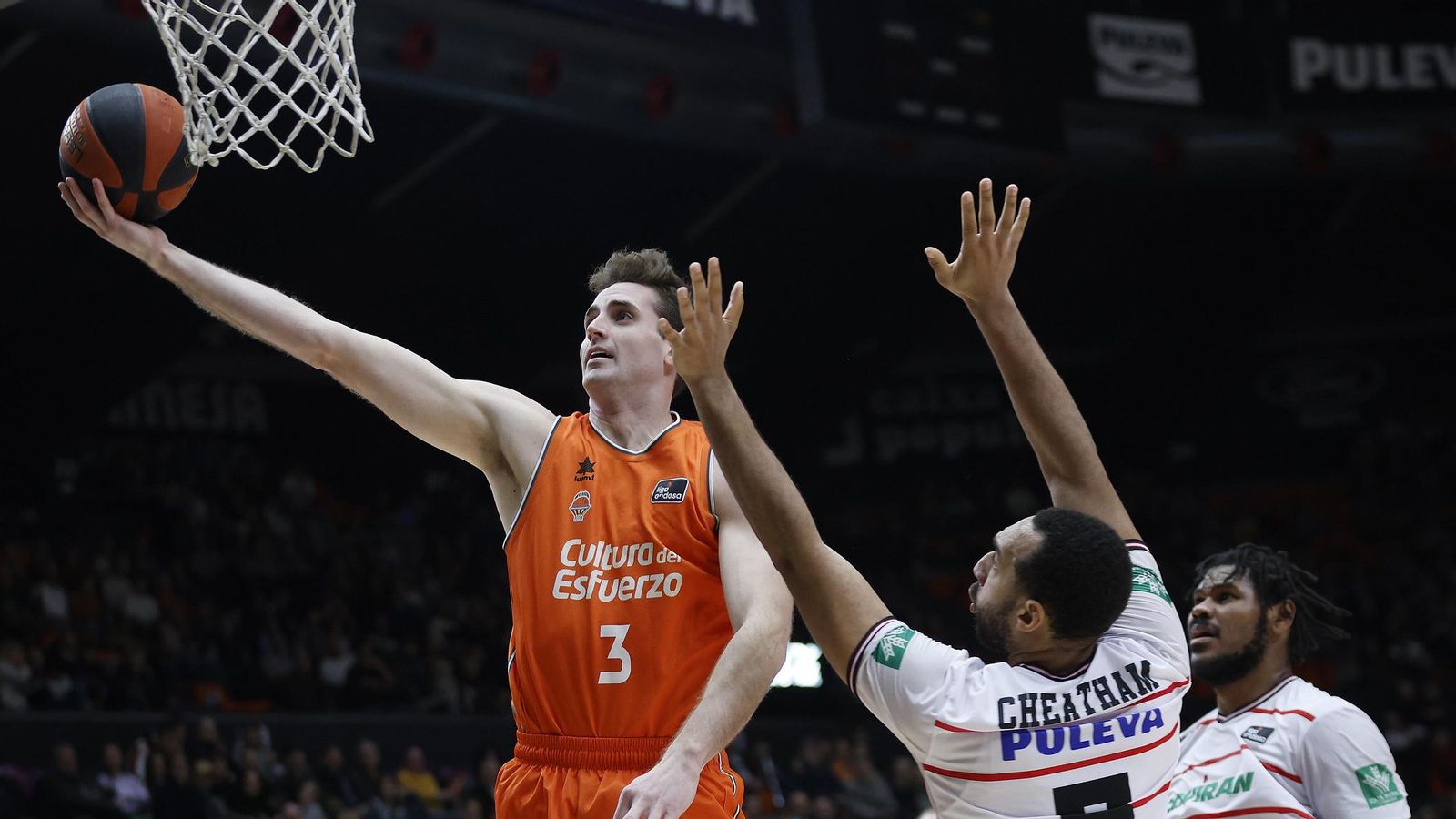 Nate Reuvers fa una entrada a cistella