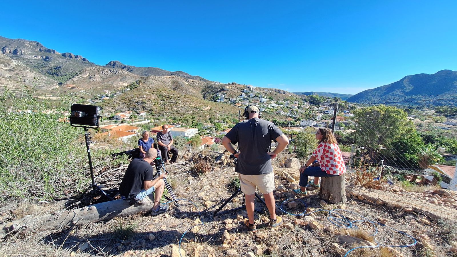 L'equip del programa 'Alerta roja' entrevista els testimonis de l'incendi que va arrassar Marxuquera el 2018