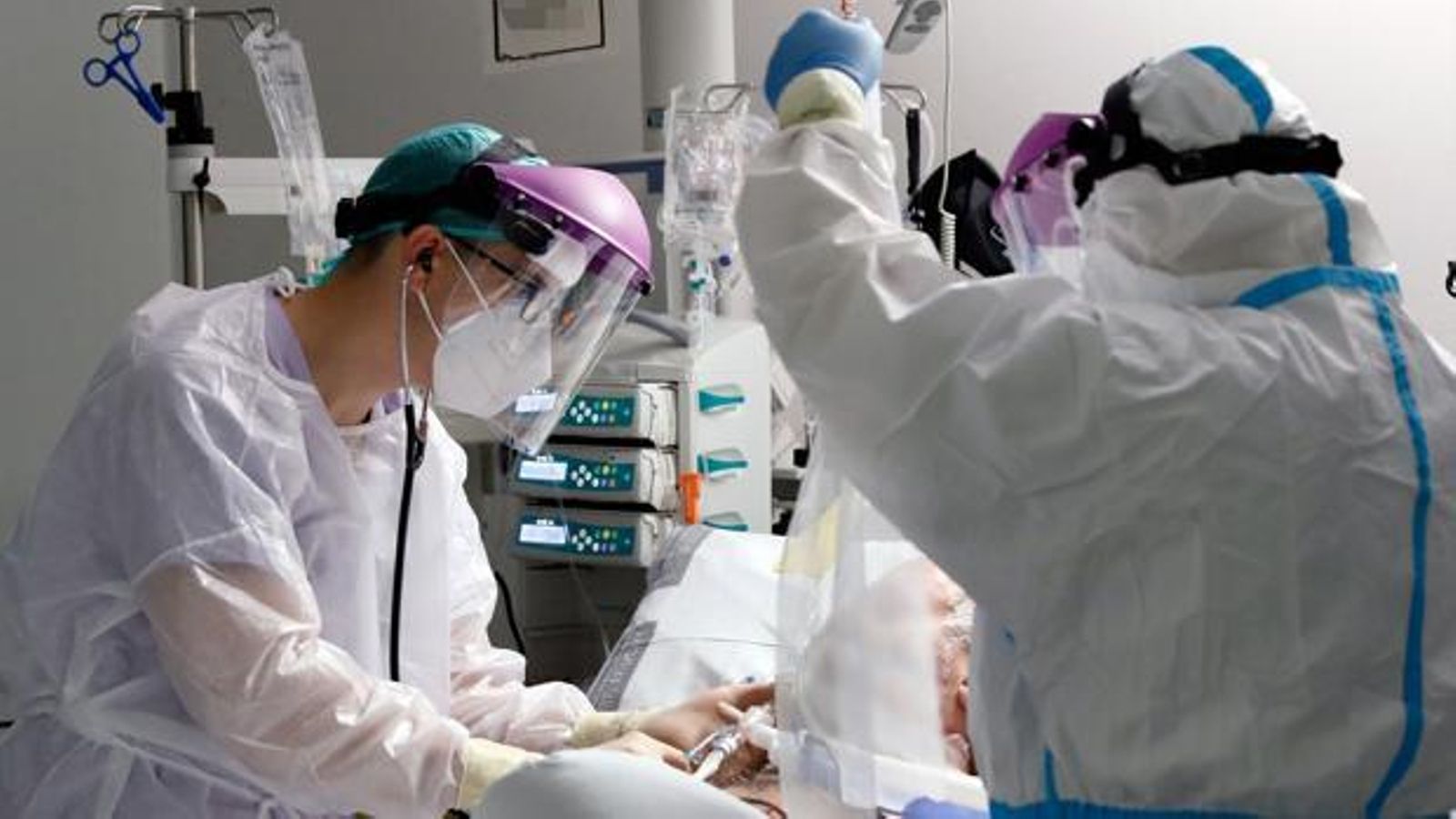 Sanitaris atenen un pacient en la Unitat de Vigilància intensiva de l'Hospital La Fe de València