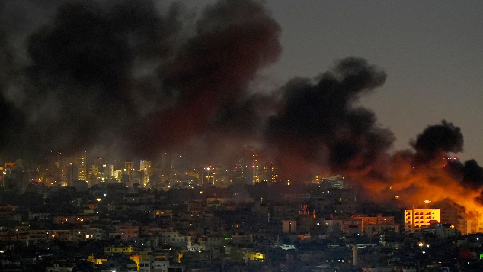 Una columna de foc després d'un bombardeig isrealià a Beirut en la matinada de dilluns