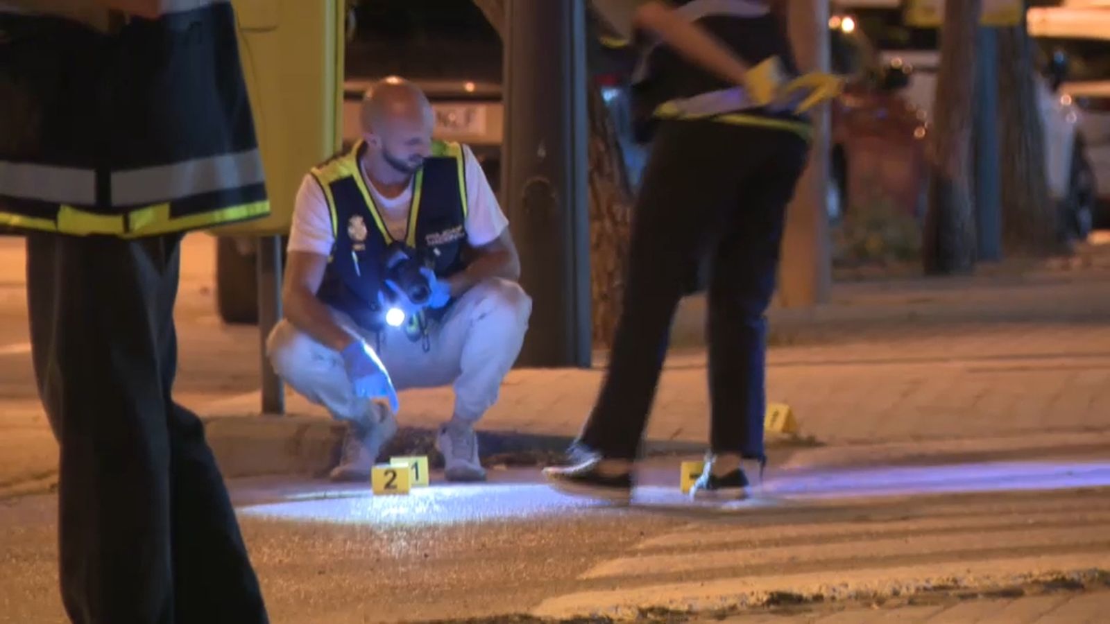 Policies treballant al lloc de l'intent d'homicidi a València