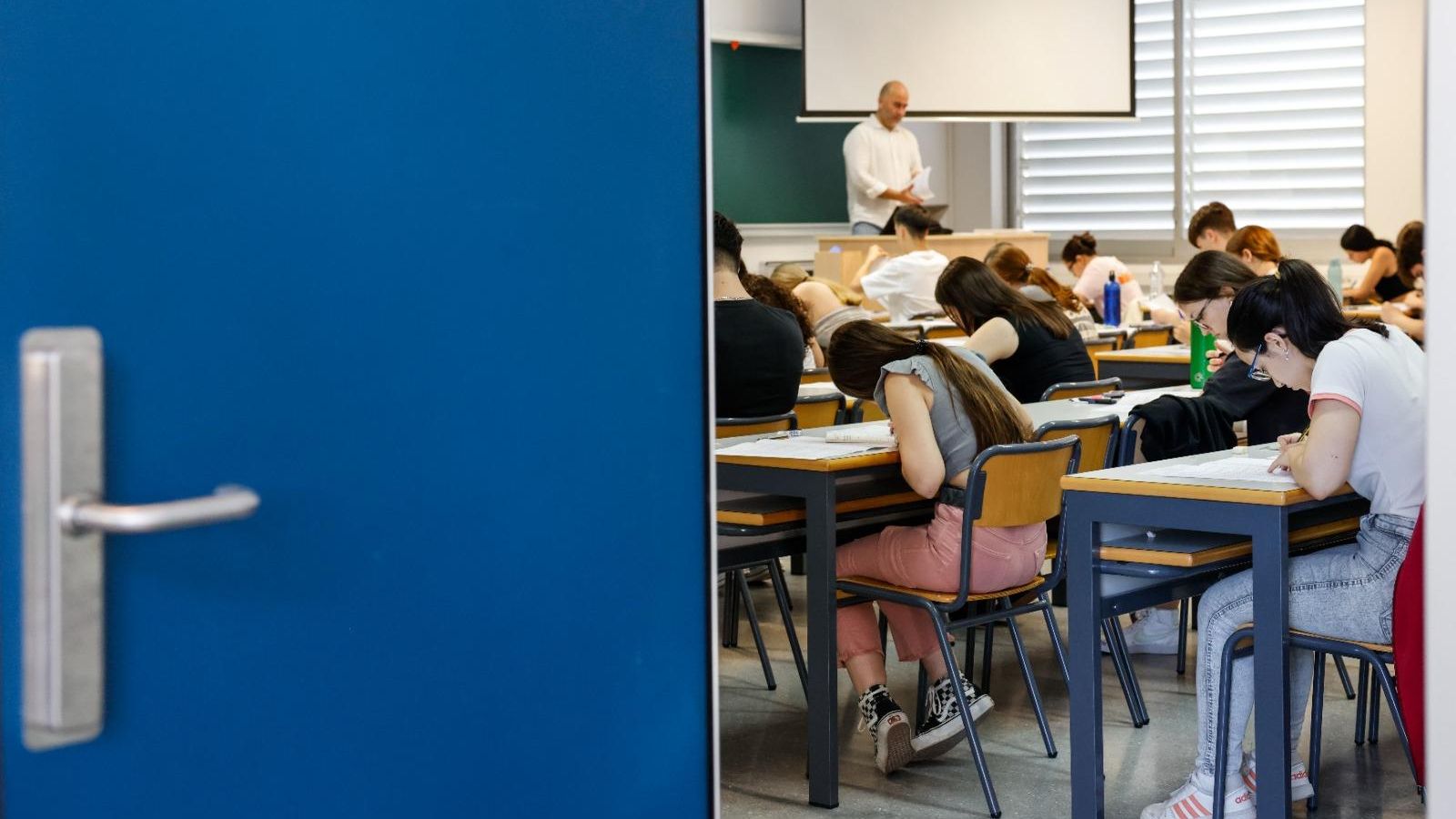 Diversos alumnes fan un examen de la PAU