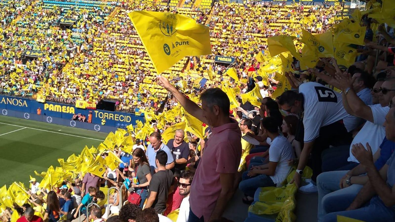 Tifo a l'estadi de la Ceràmica patrocinat per À Punt