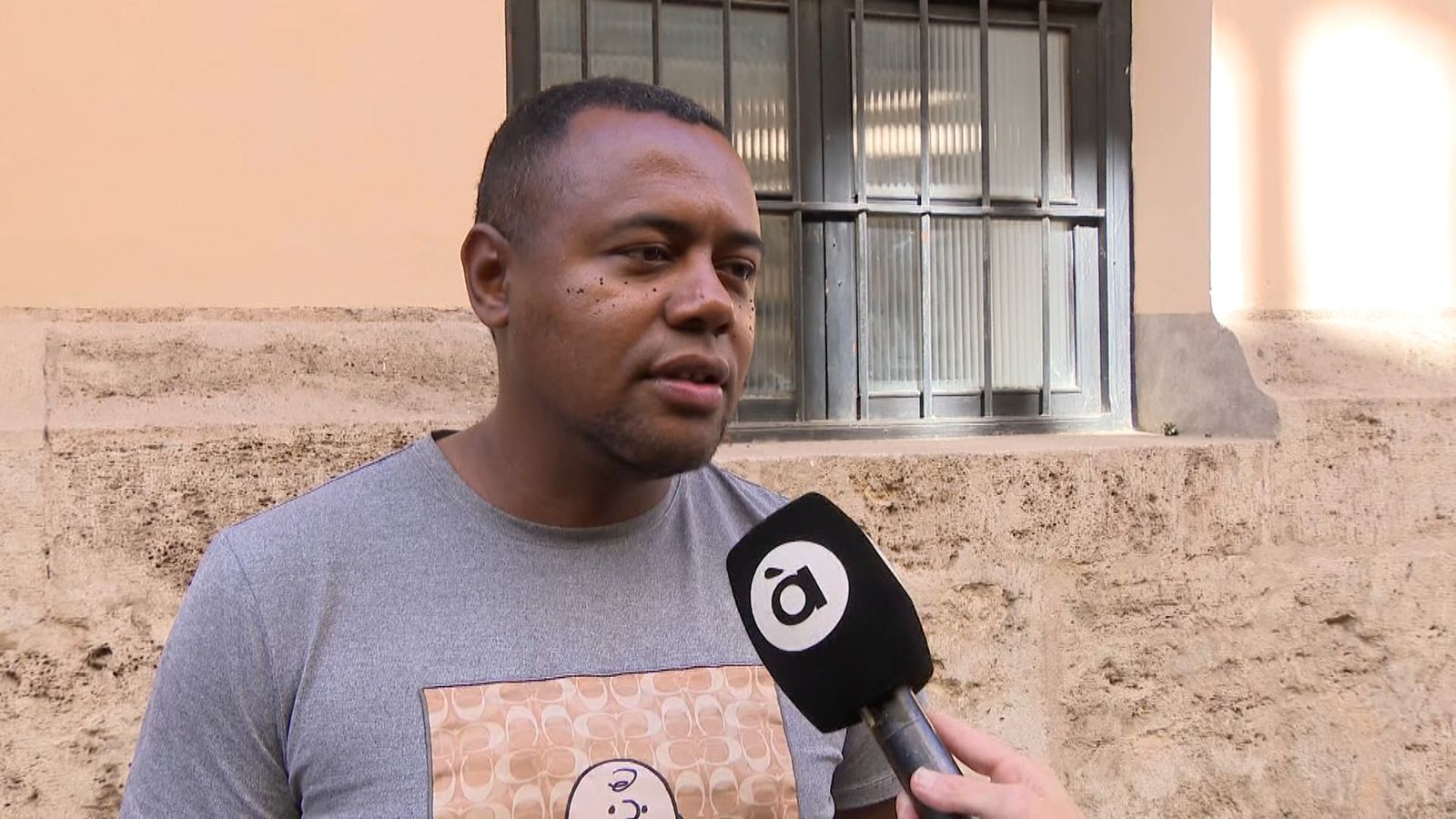 Declaracions d'un resident a València, d'orígen colombià, a À Punt NTC