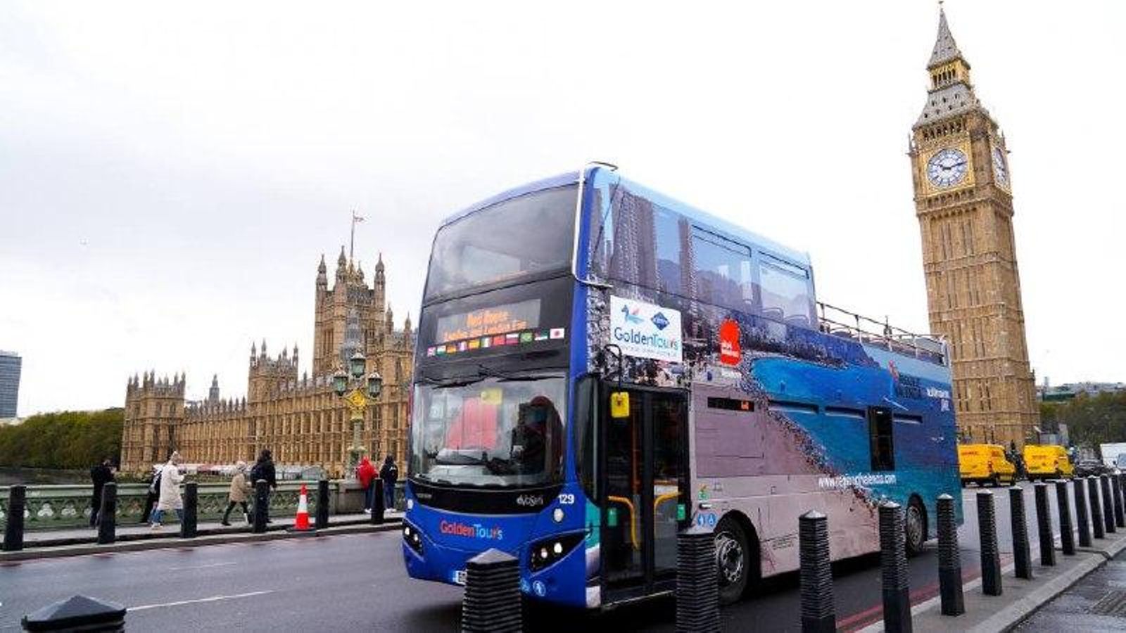 Un dels autobusos retolats que formen part de la campanya de promoció del turisme de la Comunitat Valenciana a Londres