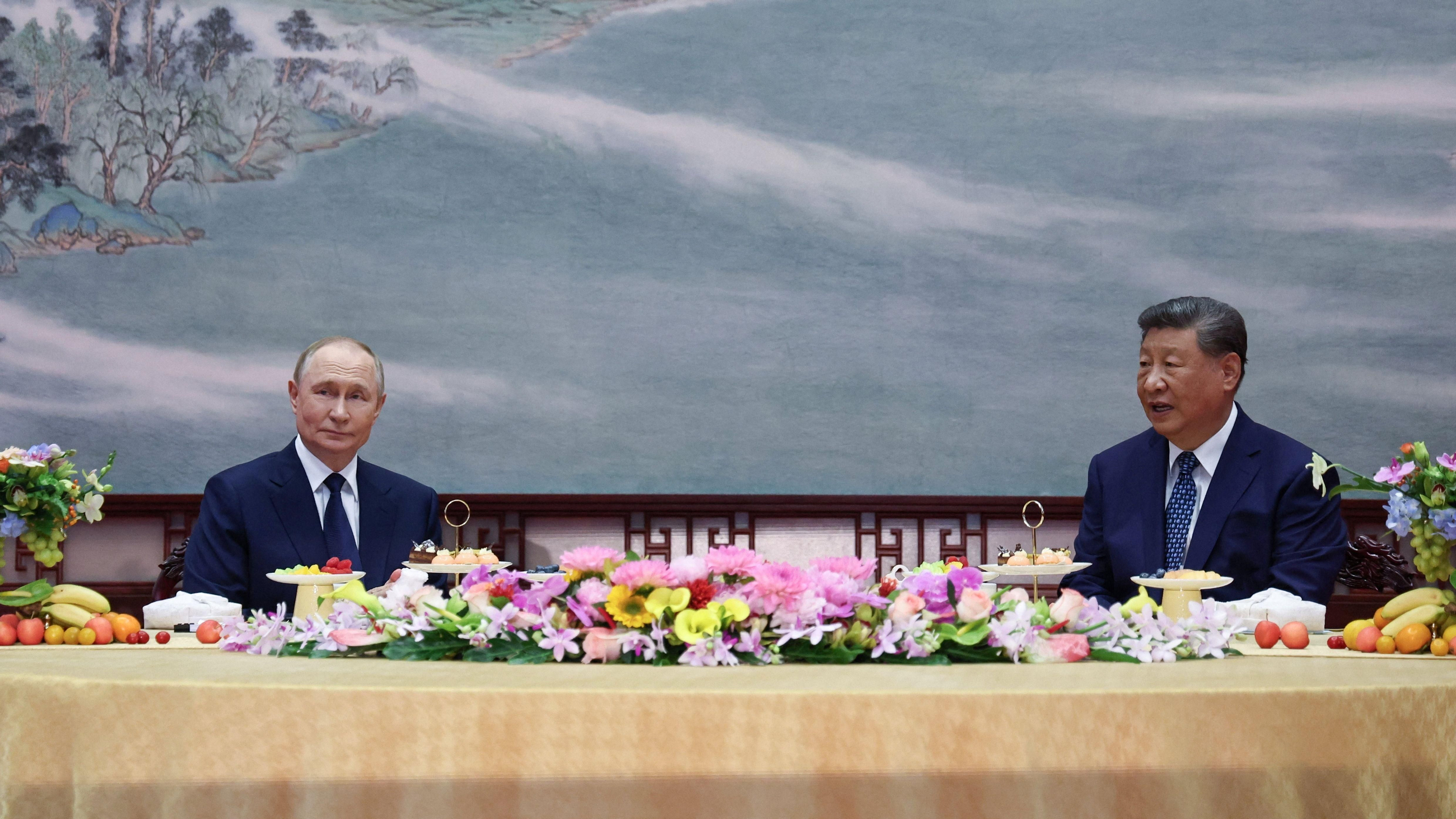 El president rus, Vladímir Putin, i el president xinés, Xi Jinping, assistixen a una reunió a Pequín, la Xina, este dimarts El president rus, Vladímir Putin, i el president xinés, Xi Jinping, assisteixen a una reunió a Pequín, Xina, este dimarts