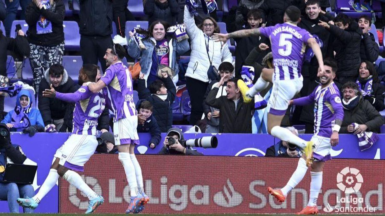 Els jugadors del Valladolid celebren el gol