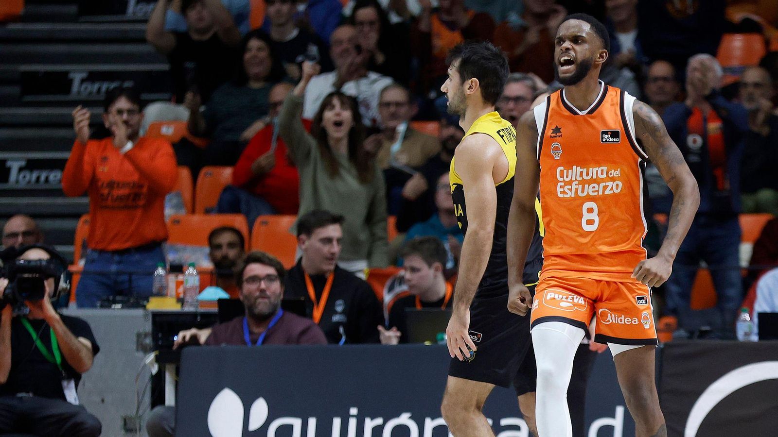 Montero celebra una cistella