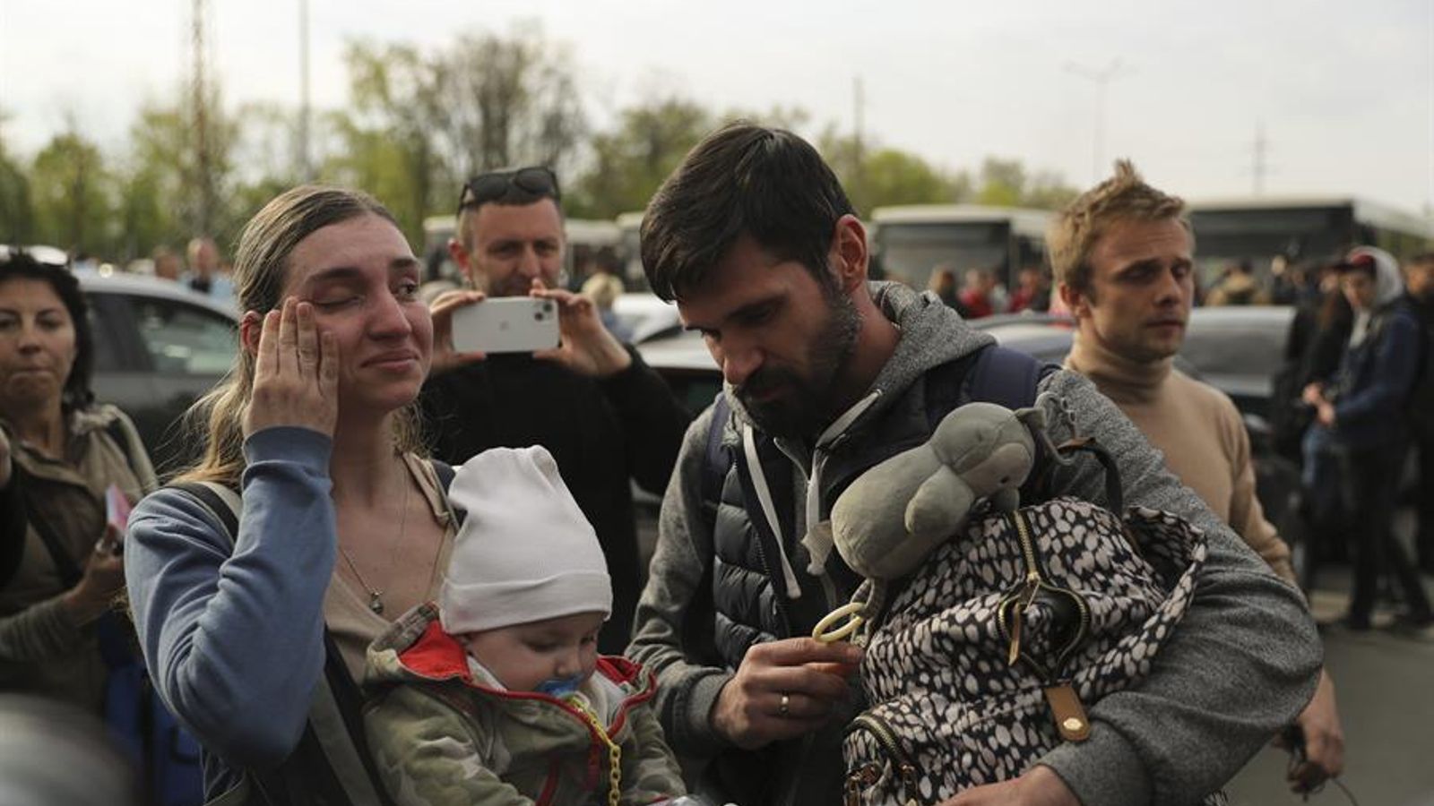 Els primers evacuats arriben a Zaporíjia Els primers evacuats arriben a Zaporíjia