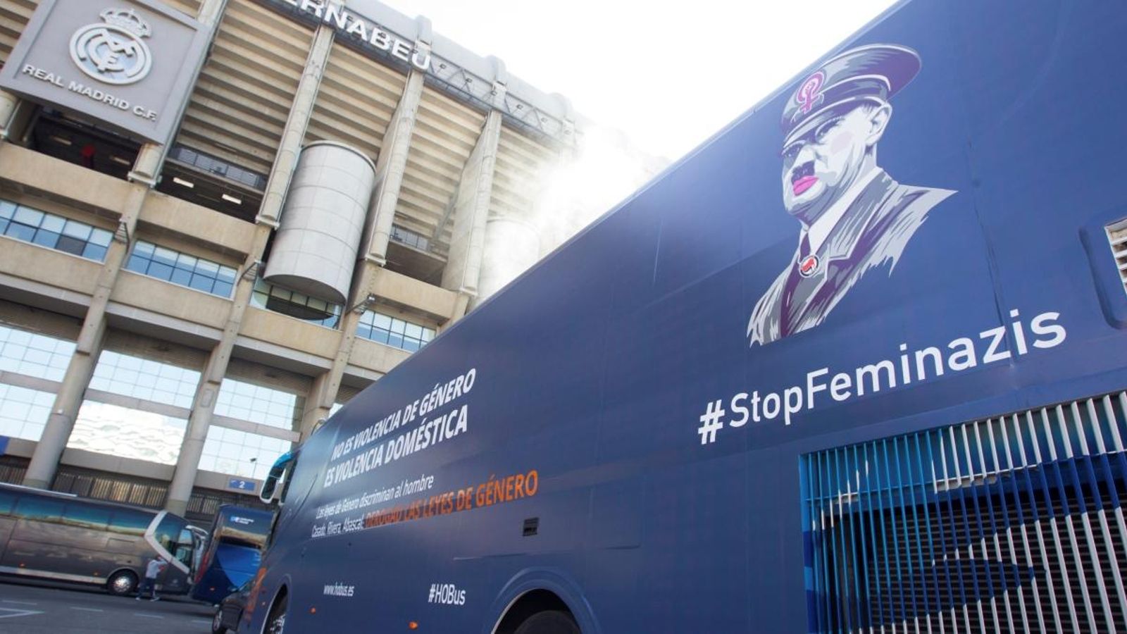 L’autobús a les portes de l’estadi Santiago Bernabéu, a Madrid