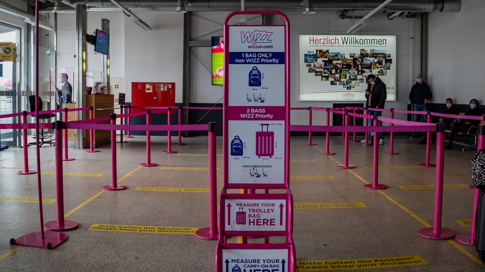 Instument metal·lic per a mesurar les dimensions de les maletes en un estand de l'aerolínia Wizz Air