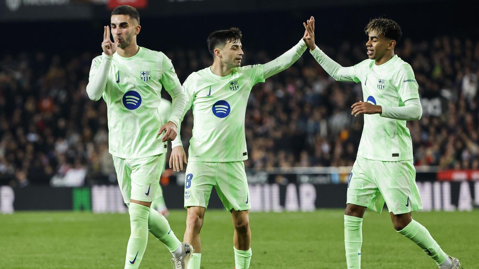 Els jugadors del Barça celebren el tercer gol de Ferran a Mestalla