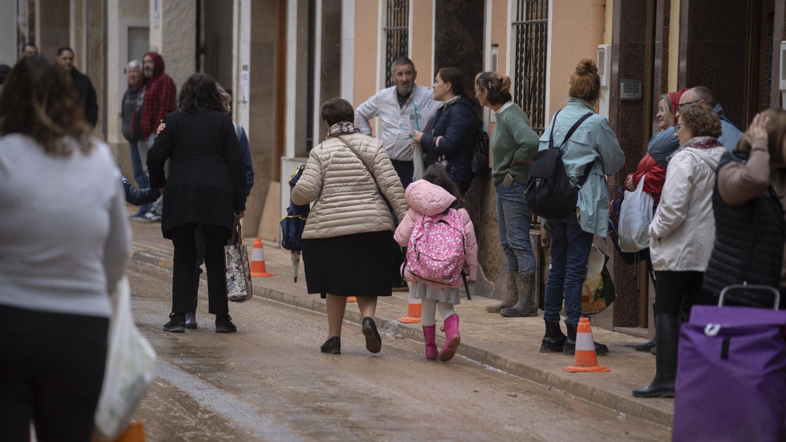 Una dona i una xiqueta a l'eixida del col·legi 'La Immaculada', el primer a obrir després de la DANA, el 4 de desembre de 2024