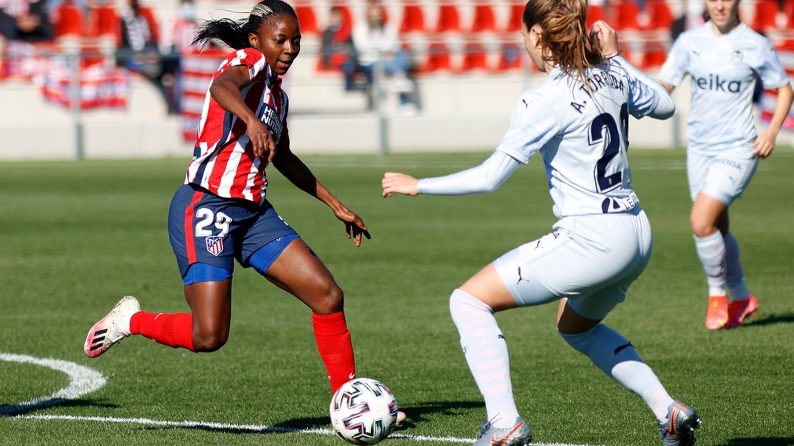 Anna Torrodà tracta de recuperar una pilota