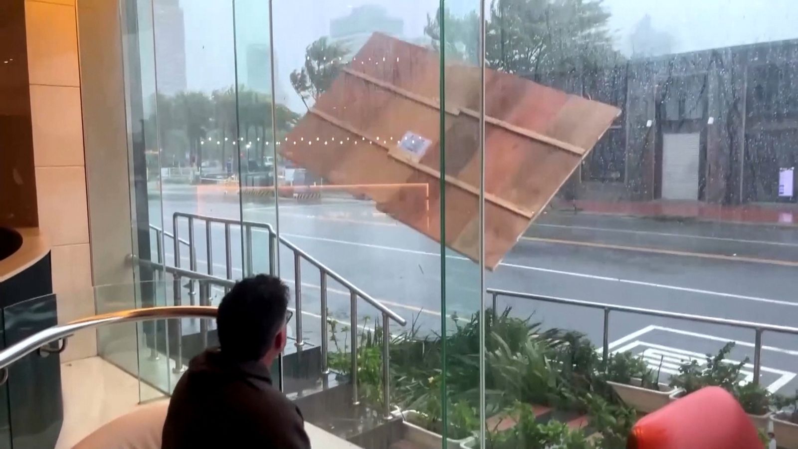 El tifó Krathon colpeja Taiwan amb ratxes de més de 100 km/h