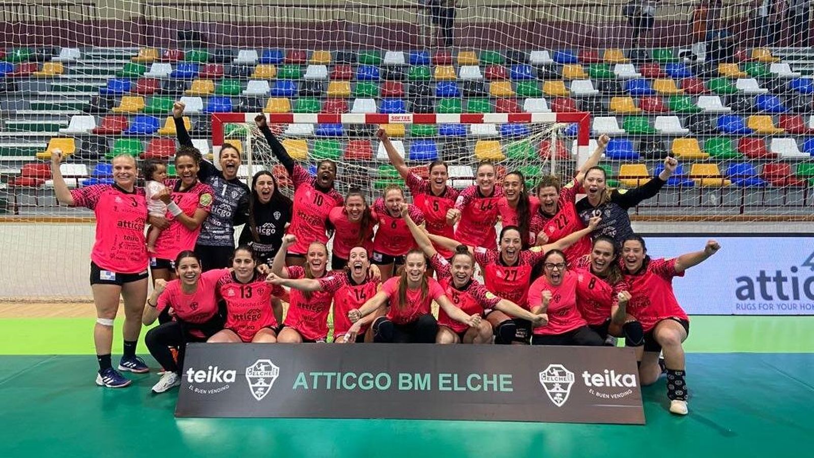 Les jugadores de l'Elx celebren el triomf