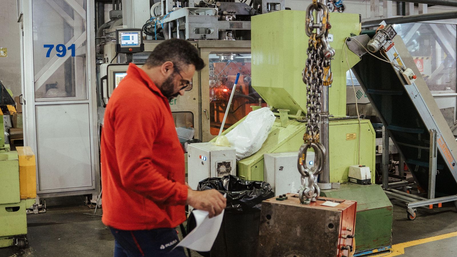 Un treballador, a la fàbrica de joguets Injusa, a Alacant