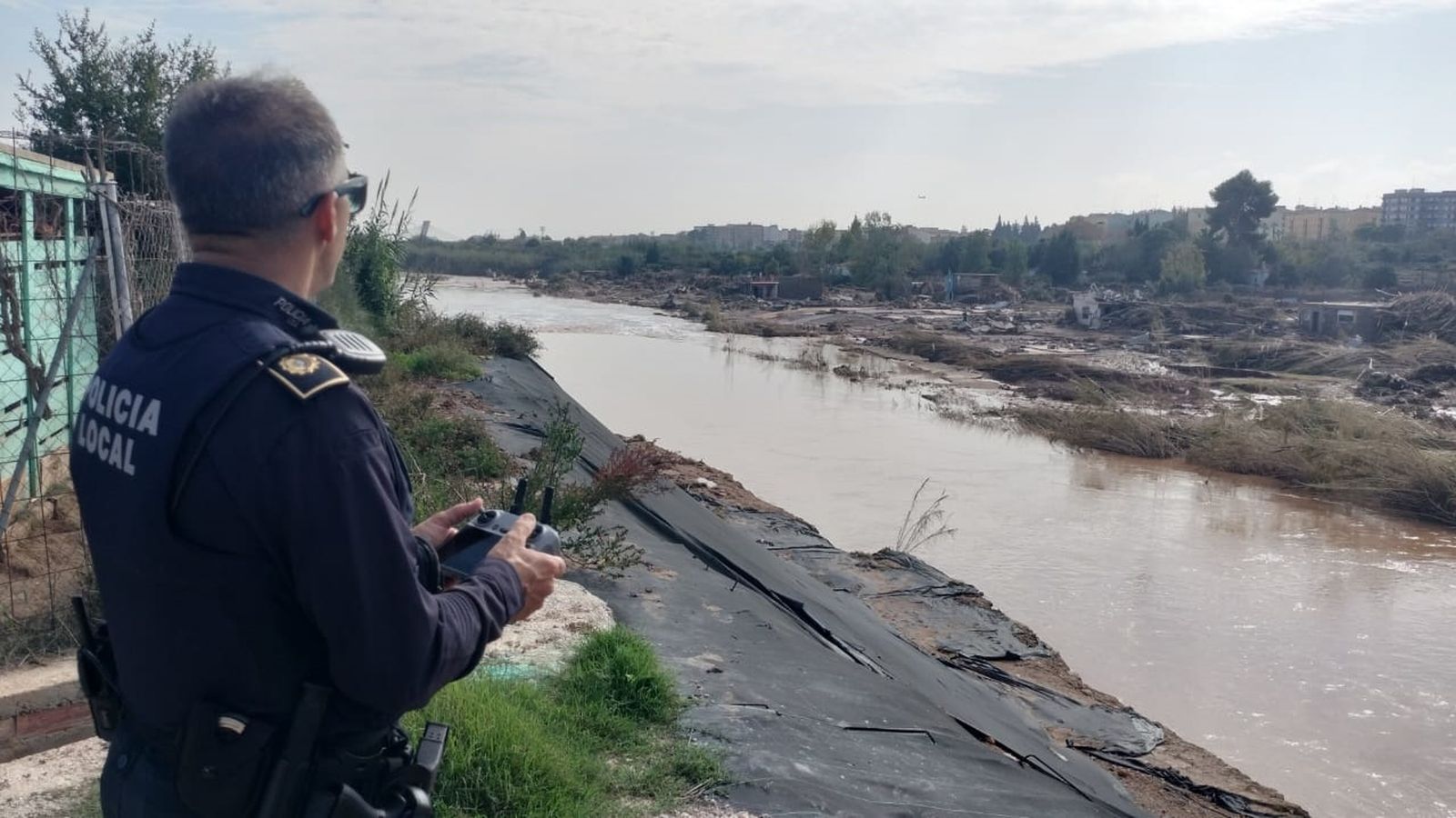 Un policía, en la cerca de víctimes amb un dron