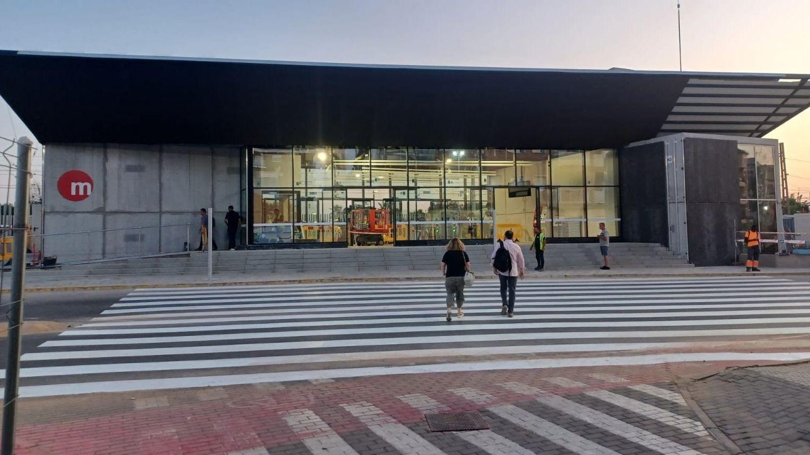 Edifici de la nova estació de Paiporta, que s'ha hagut de fer de nou pels greus efectes que va causar la barrancada del 29 d'octubre