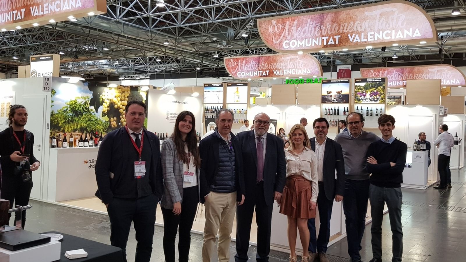 Representants d'algunes de les firmes presents en la fira vitivinícola de Düsseldorf