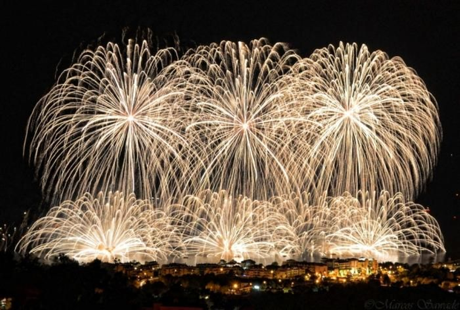 Una castell piroaquàtic amb més de 1.500 kg de pólvora