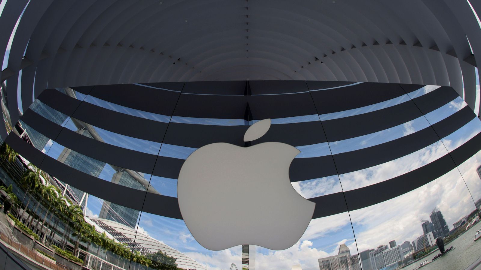 El logotip de la marca Apple en l'accés a una botiga internacional de la marca, en una imatge d'arxiu