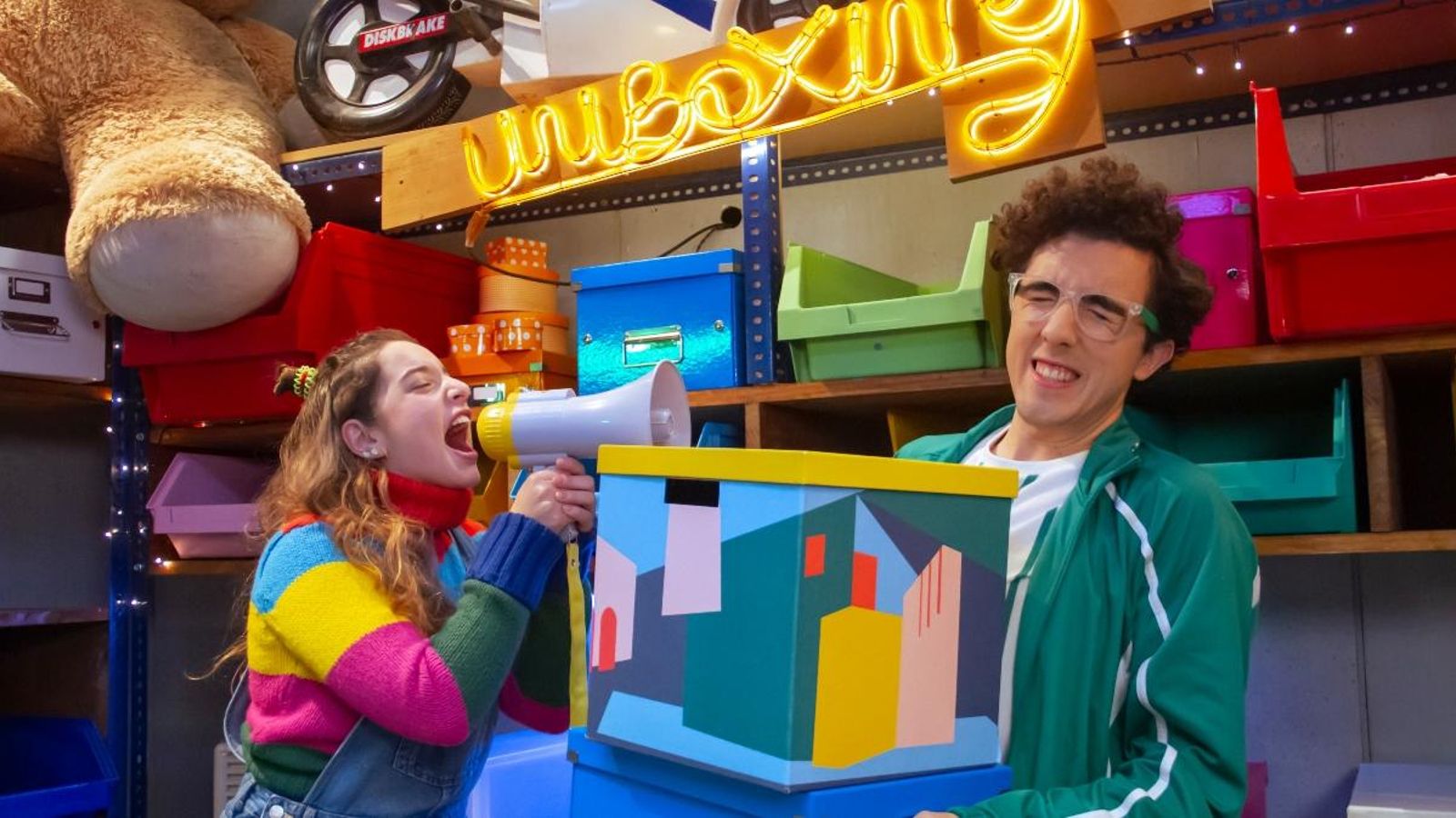 Amb el germans Pau i Laia els xiquets aprendran, es divertiran i estaran al dia del que passa arreu del món