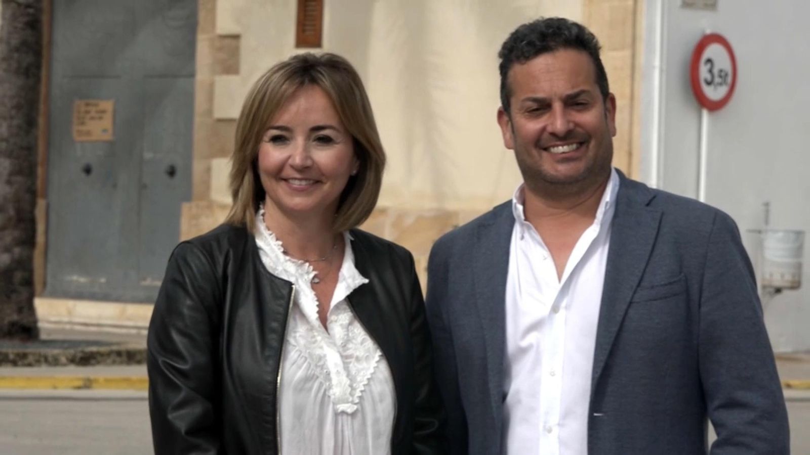 L'alcaldessa dels Poblets Carolina Vives i l'excalde del Verger Ximo Coll posen després de la roda de premsa