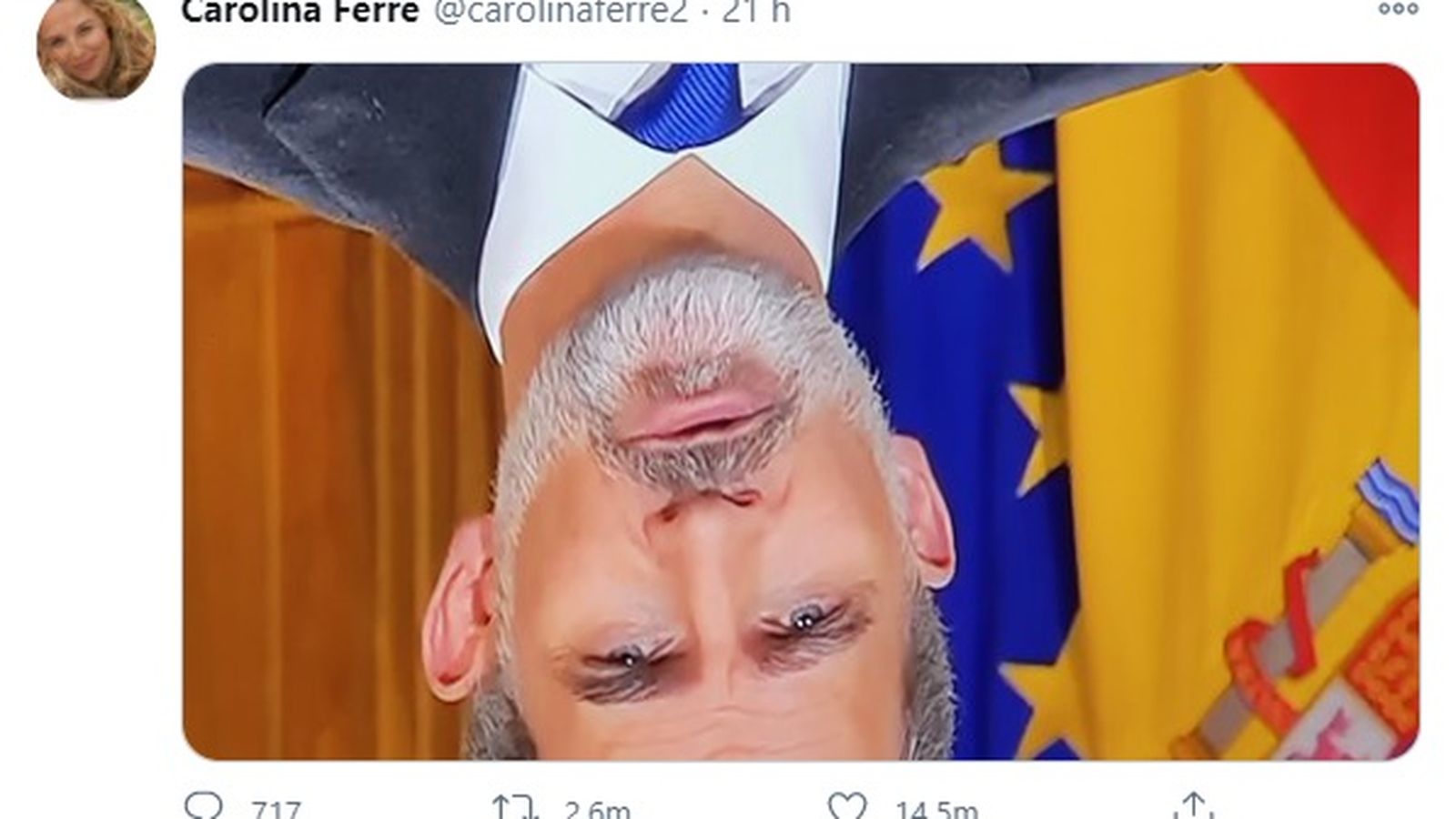 Tuit de Carolina Ferre amb una foto de Felip VI girada