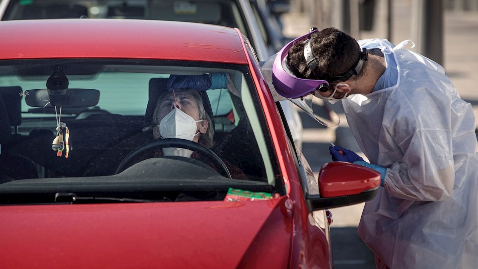 Un sanitari realitza un test per a detectar la Covid-19 en l'hospital de campanya de La Fe de València