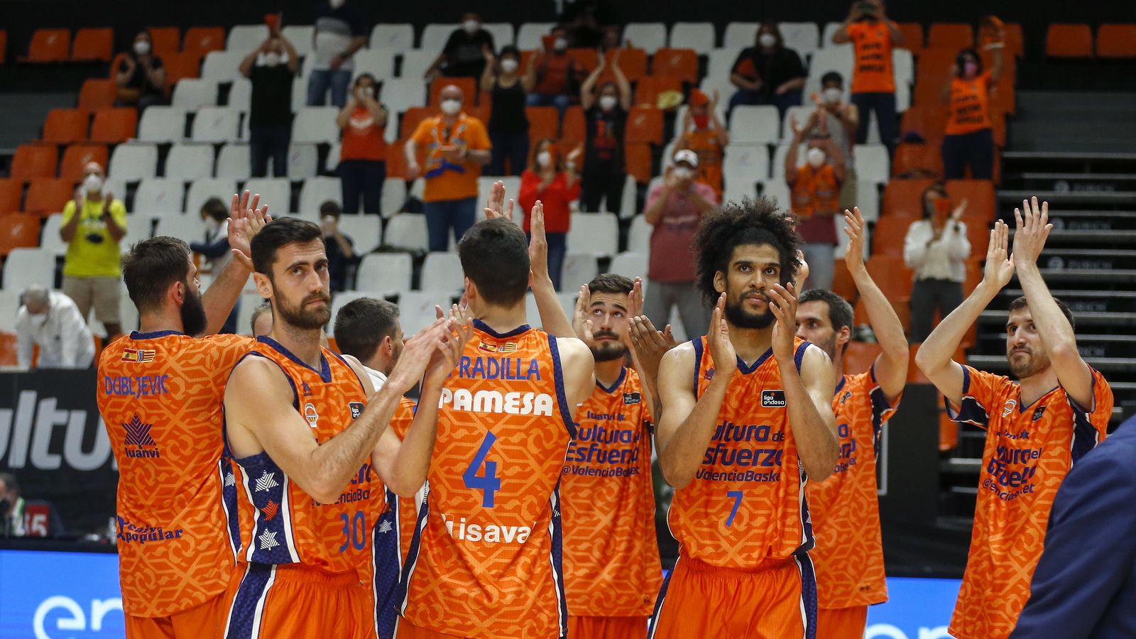 Els jugadors taronja agraeixen el suport de l'afició a la Fonteta