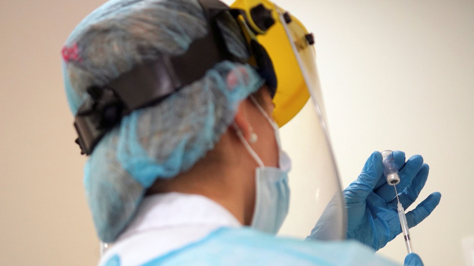 Una sanitària prepara la dosi d'una vacuna contra el coronavirus