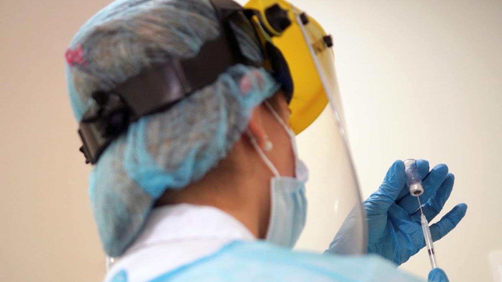 Una sanitària prepara la dosi d'una vacuna contra el coronavirus