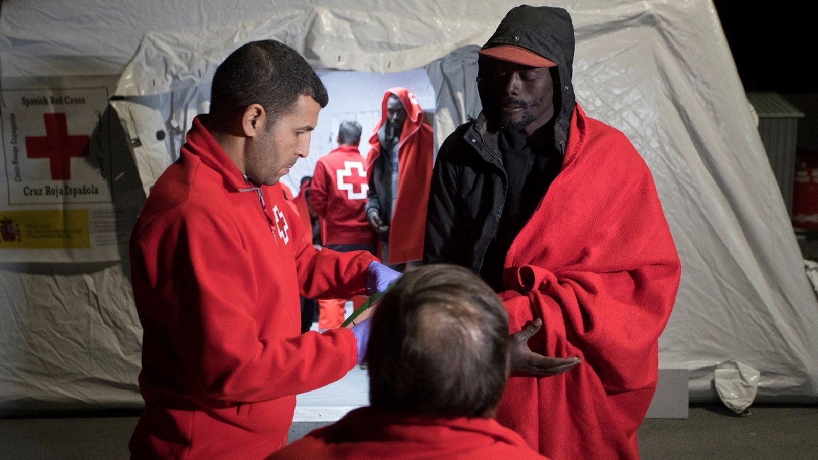 Membres de la Creu Roja atenent als migrants