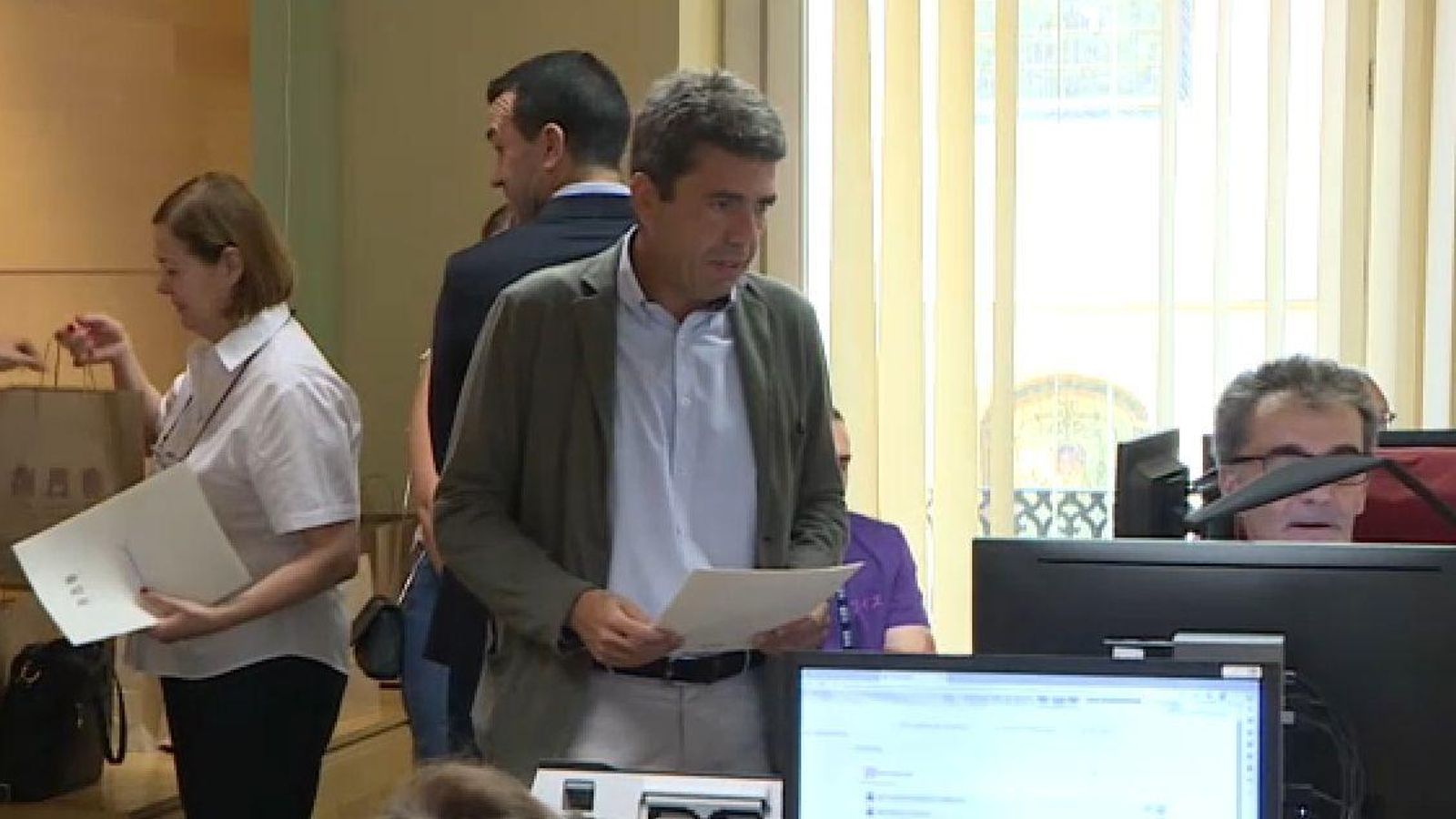 El pròxim president de la Generalitat, el popular Carlos Mazón, replega l'acta de diputat de la XI legislatura