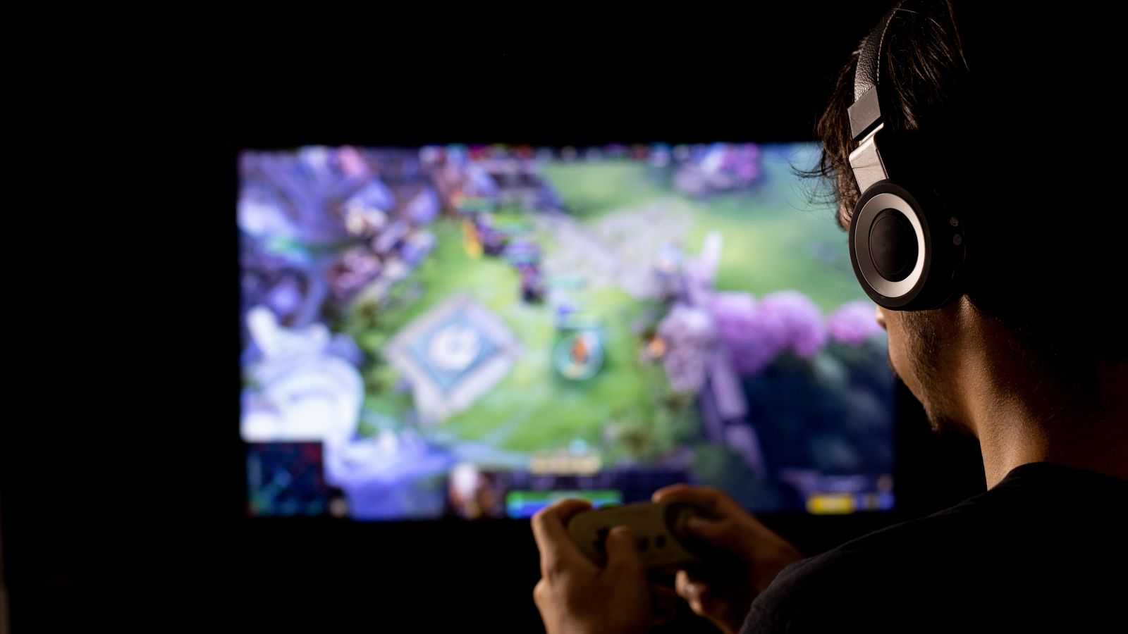 Imatge d'arxiu d'un jove jugant a un videojoc