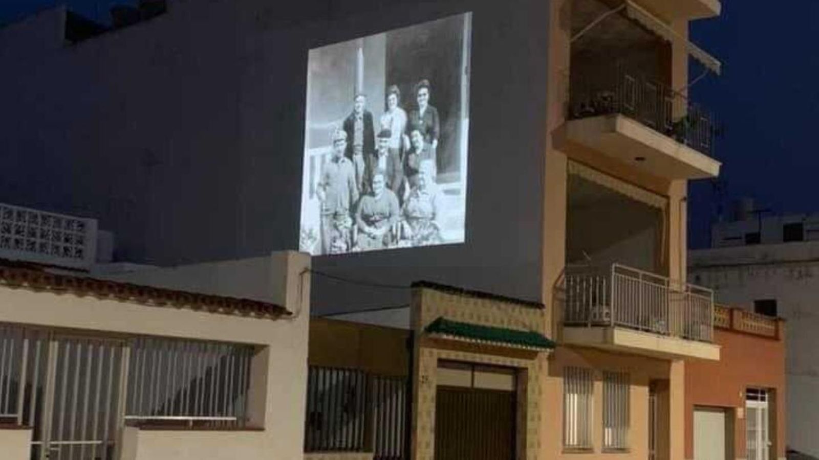 Les fotografies s'han projectat en en una de les parets de l'avinguda central de la platja de Nules.