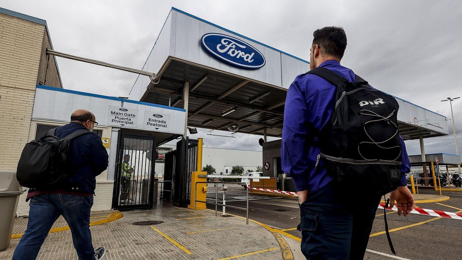 Diversos treballadors accedeixen a la factoria de Ford Almussafes, en una imatge d'arxiu