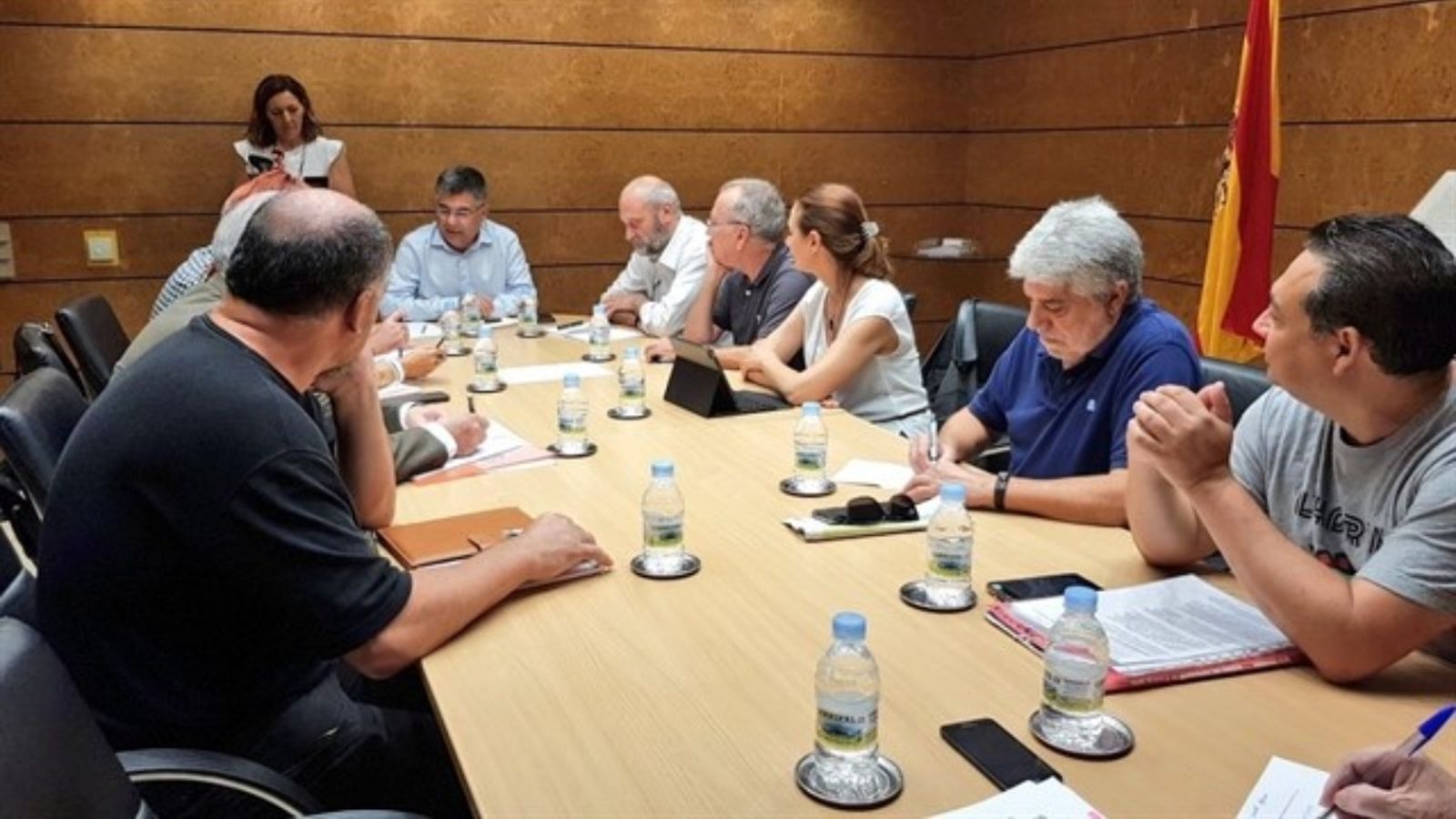 El delegat del govern central i membres del col·lectiu Per l'Horta s'han reunit per a parlar sobre el projecte d'ampliació V-21