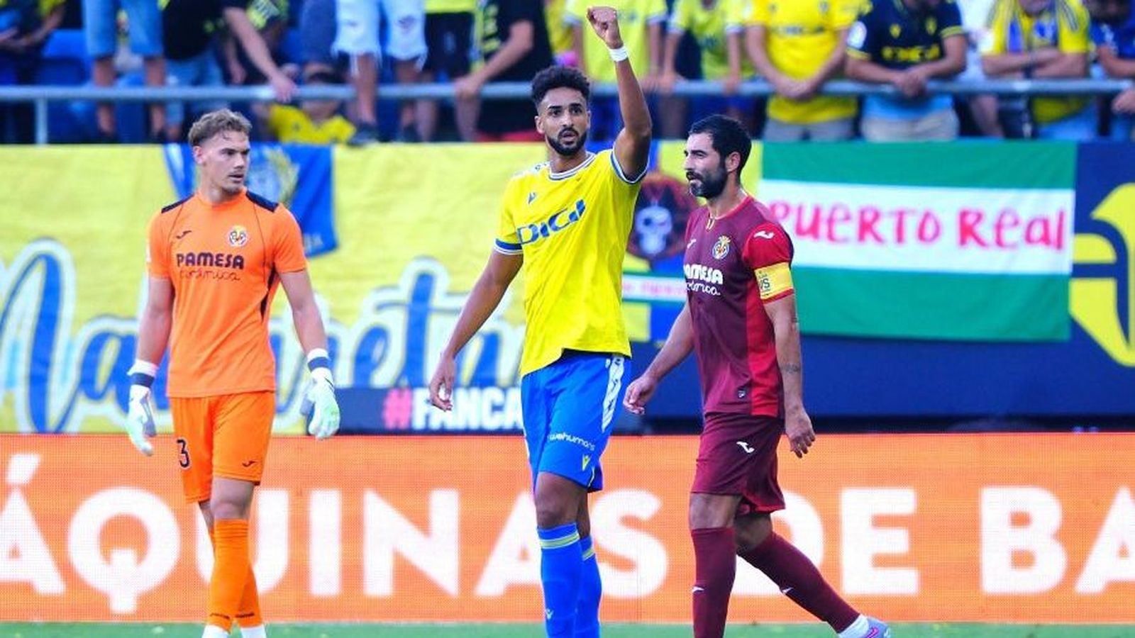 Chris Ramos celebra el gol