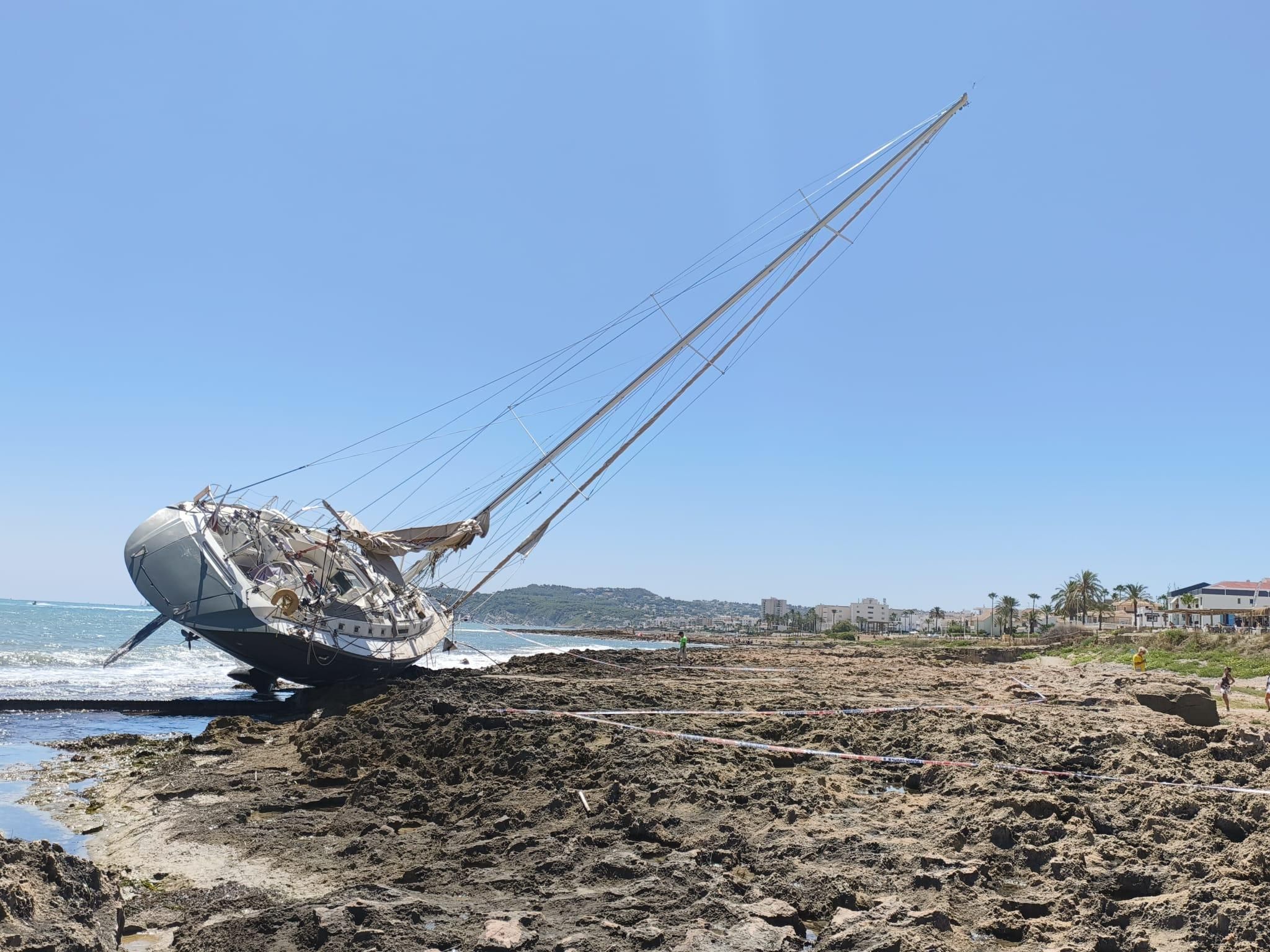 L’embarcació, sense tripulació a bord, va ser arrossegada fins a la costa divendres L’embarcació, sense tripulació a bord, va ser arrossegada fins a la costa divendres