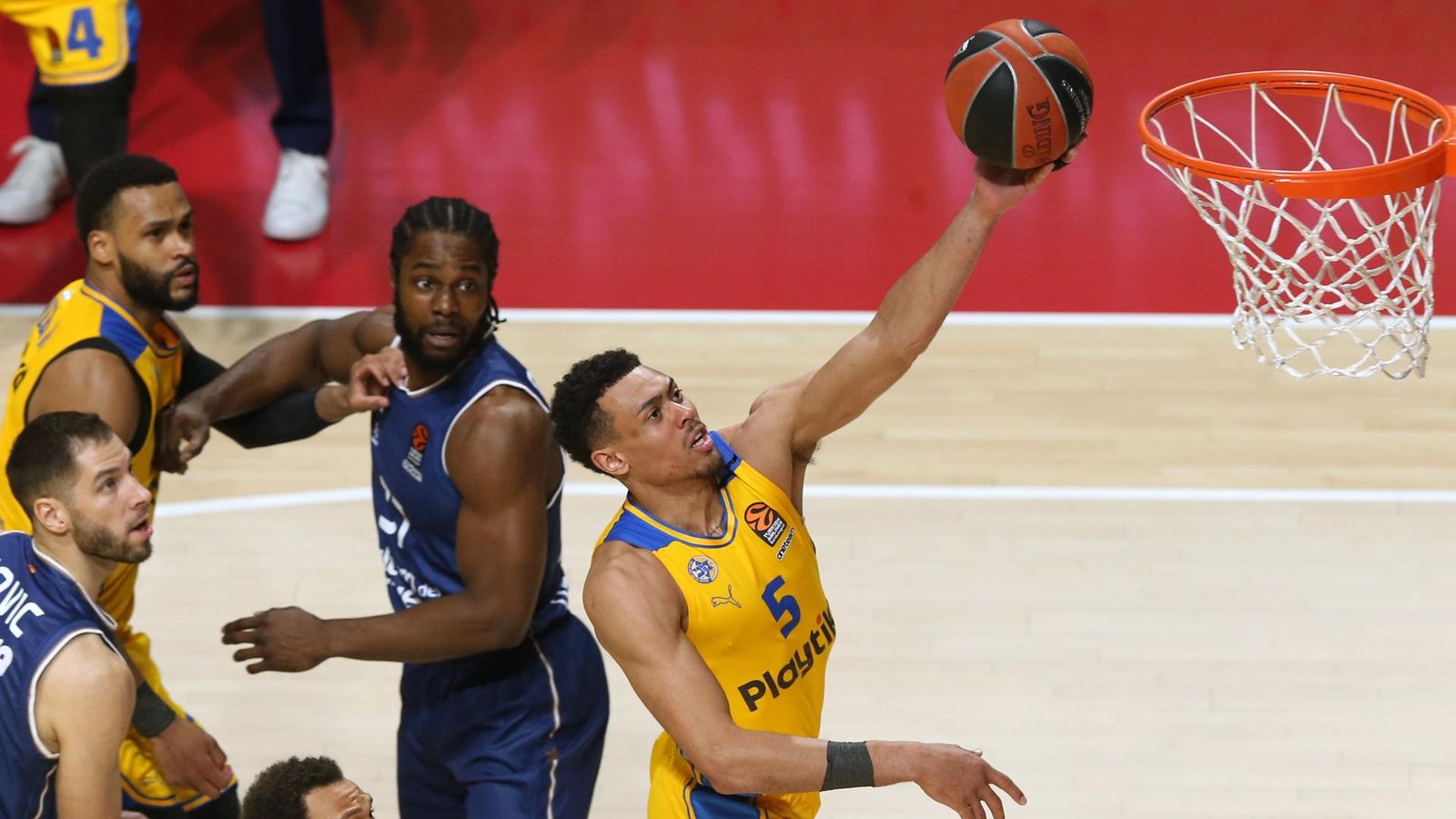 El jugador de Maccabi, Wade Baldwin, fa una cistella en el partit contra València Basket