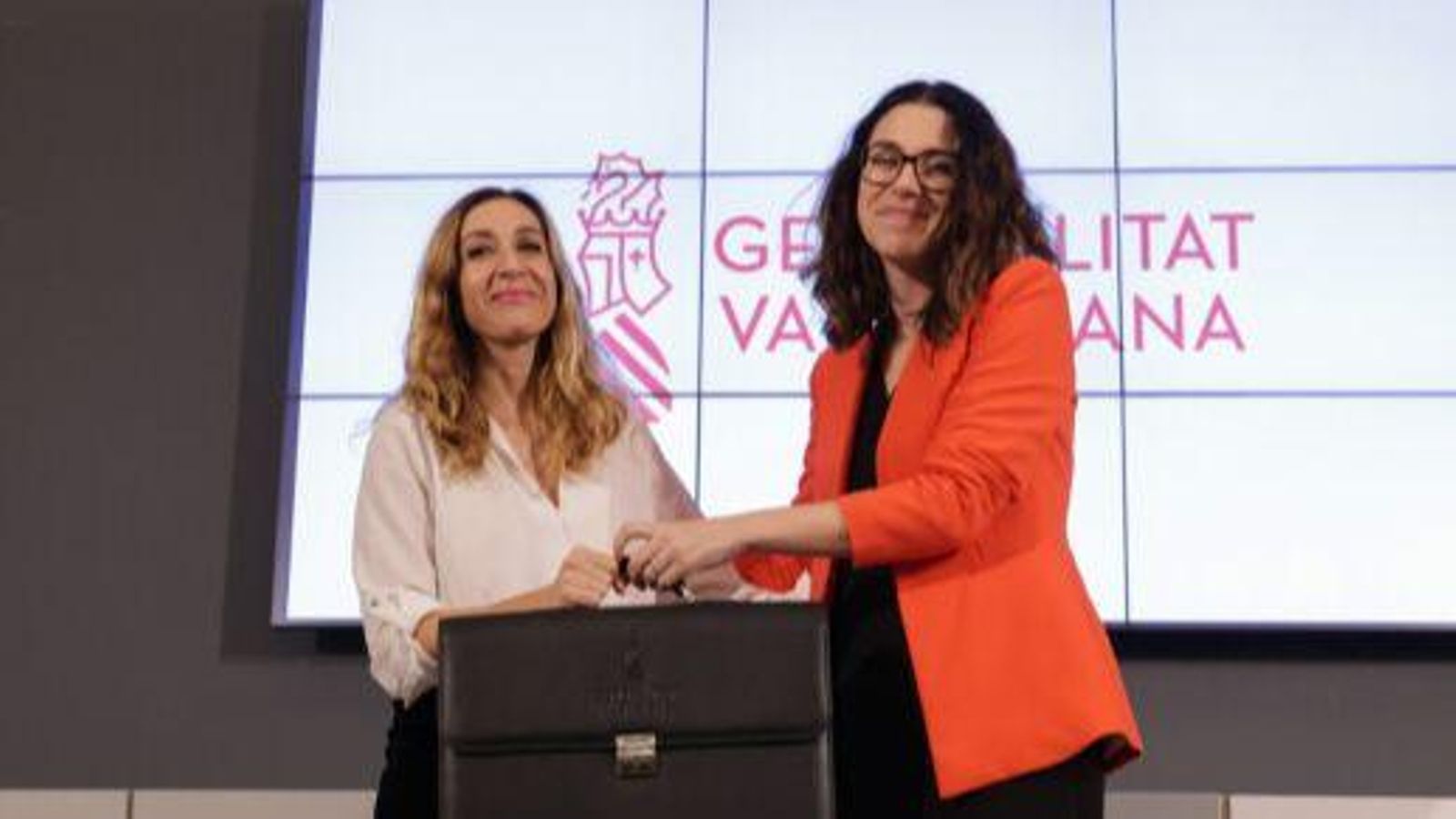 Imatge d'arxiu de la presa de possessió de la consellera Isaura Navarro al costat d'Aitana Mas