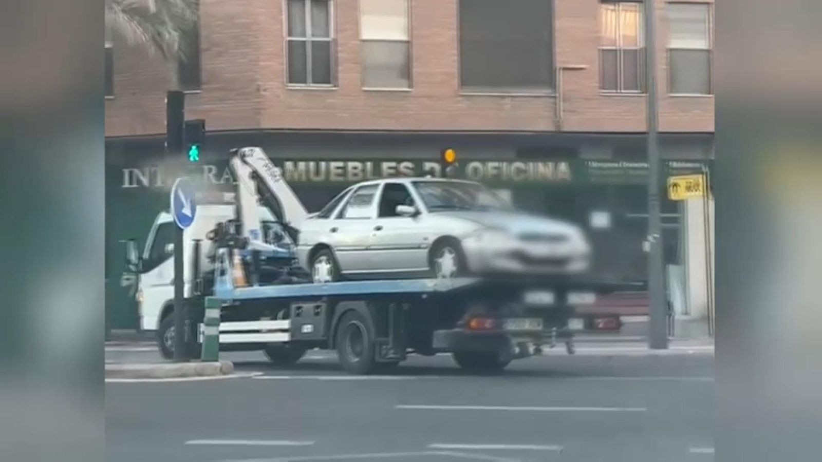 El cotxe del fugitiu, retirat per la grua, després de l'actuació policia